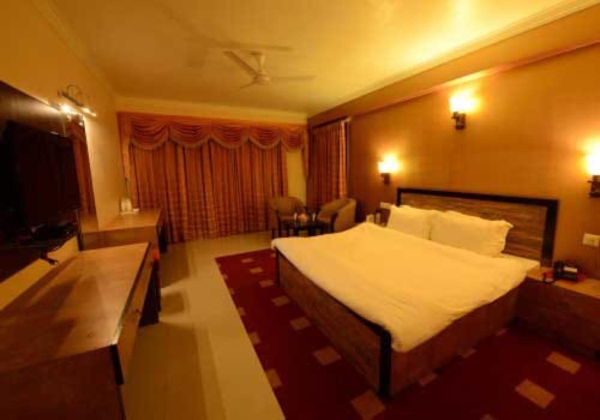 Manali Hotel Premium Park Paradise - Restaurant And Parking Facilities - Best Hotel In Manali - Manali (Himachal Pradesh) — Photos 3